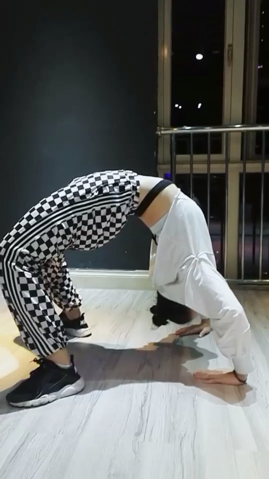 嘻嘻嘻师傅我真的坚持不住啦,一大把年纪了下个腰真的是,,痛,00.,!