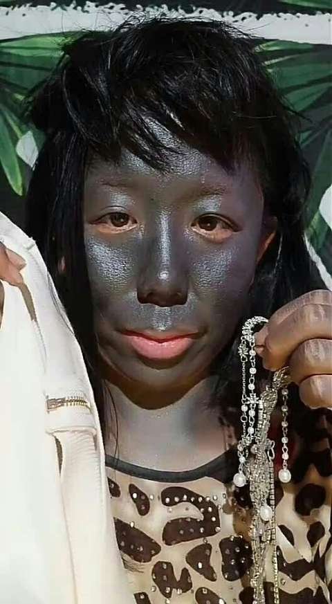 非洲姑娘看上中国小伙,嫌弃我又黑又丑,化完妆立马领证成功 @经纪人小