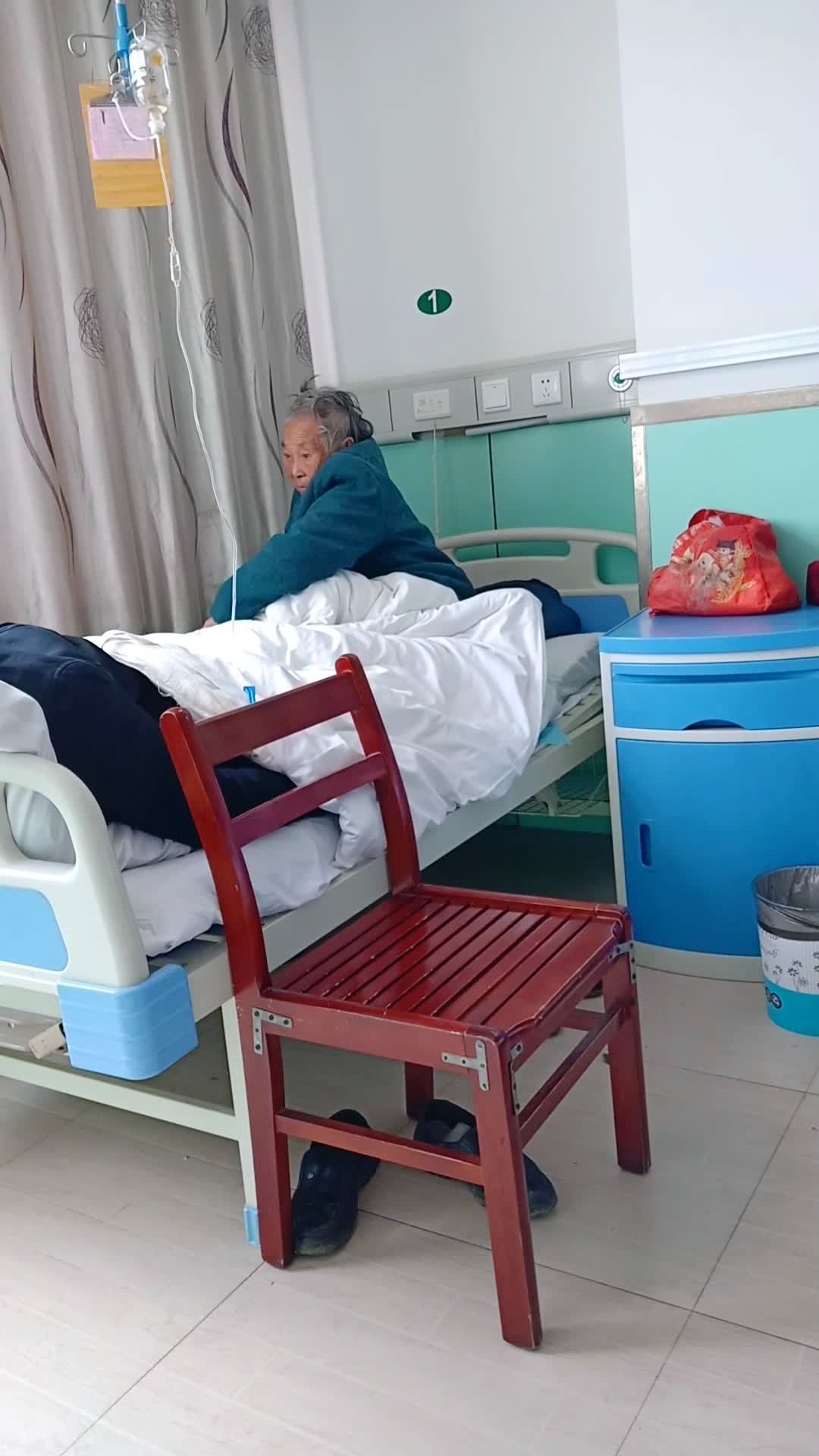 看见邻床的老奶奶一脸的无奈,不知道做为儿女的你们