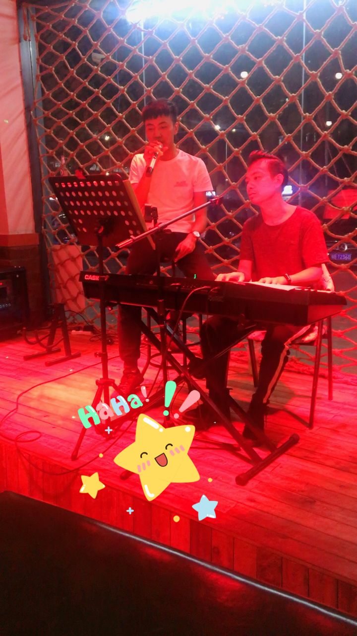 店里老板现场唱歌