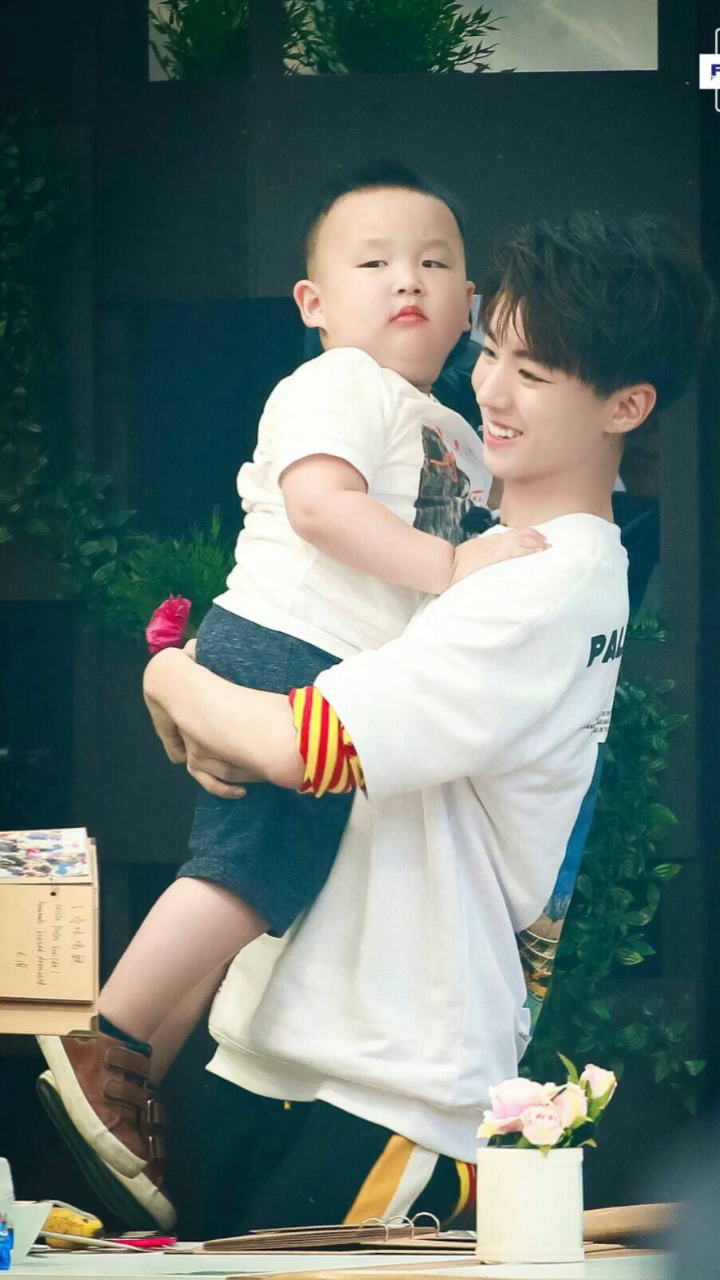 王俊凯直男式抱娃,隔着屏幕都替他用力!
