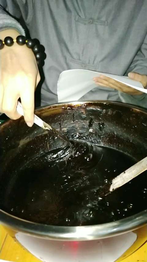 纯手工,纯中药,熬制黑膏药,供养各地出家法师,祈愿法体安康,广弘如来
