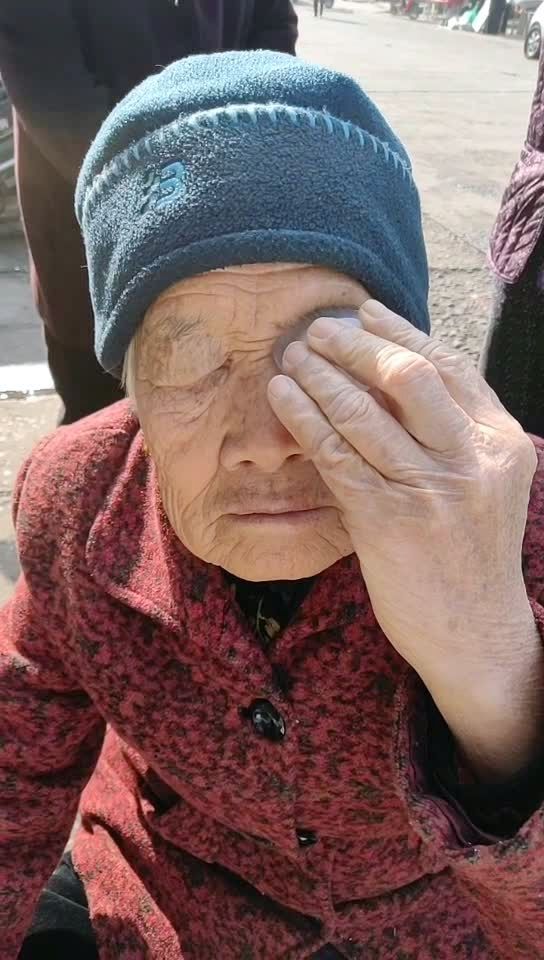 公益活动,给老人体验洗眼.