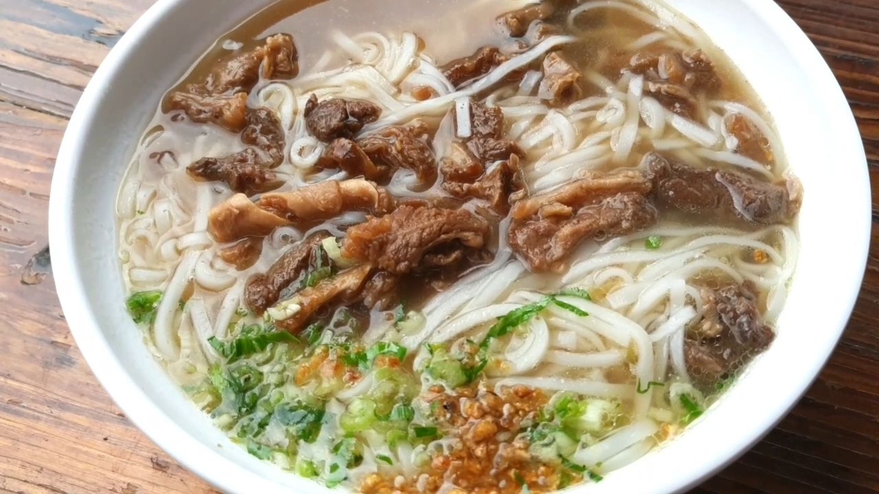 潮汕人(揭阳)的牛腩汤粿条泡现炸油条,总体不错,就是腩汁太咸