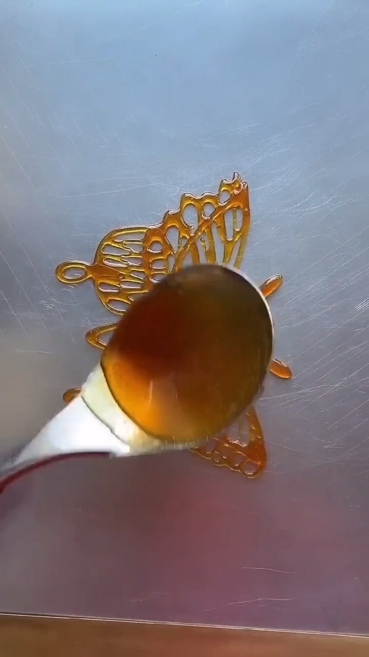 用糖画的蝴蝶,家人们喜欢吗?#糖画