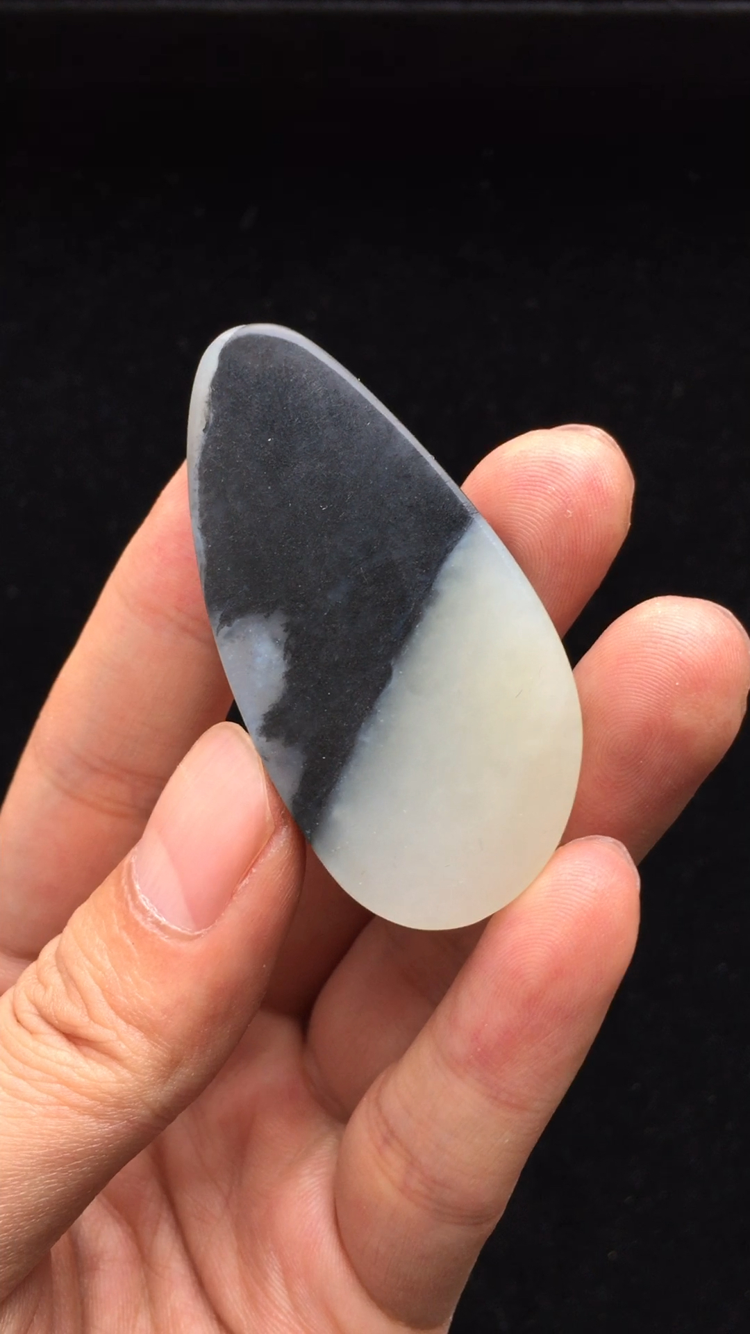 和田玉黑白分明青花牌