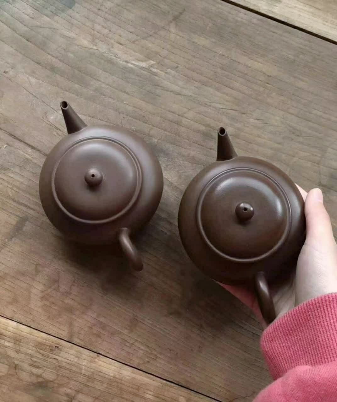紫砂壶泡养过后对比图,左边未泡养,右边已泡养