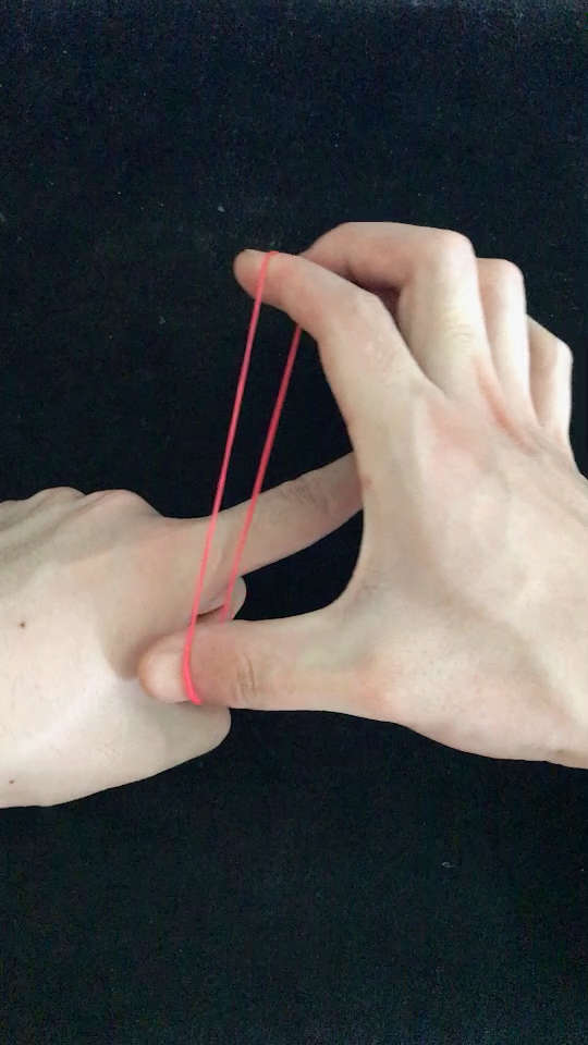 神奇的橡皮筋穿越手指魔术