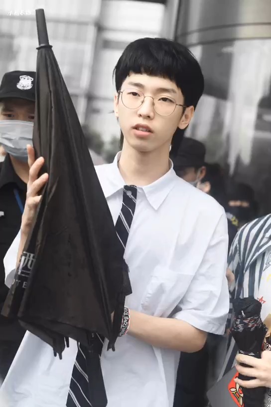 杨润泽真的很像高中都会有的男生 很青春很少年又臭屁