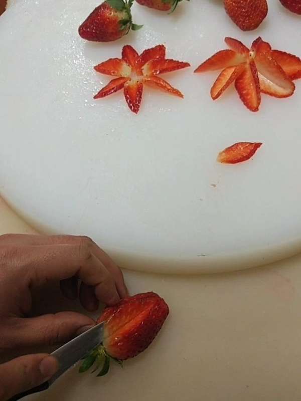 草莓的切法与摆盘图片