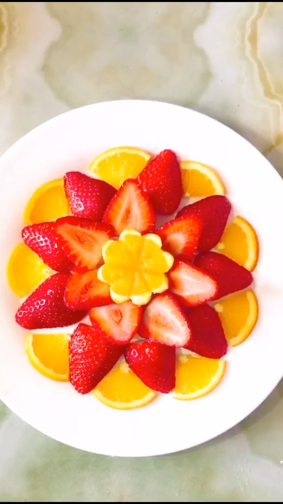 水果草莓水果拼盘美食教程美食趣胃计划 小助手上热门来盘草莓橙子吃