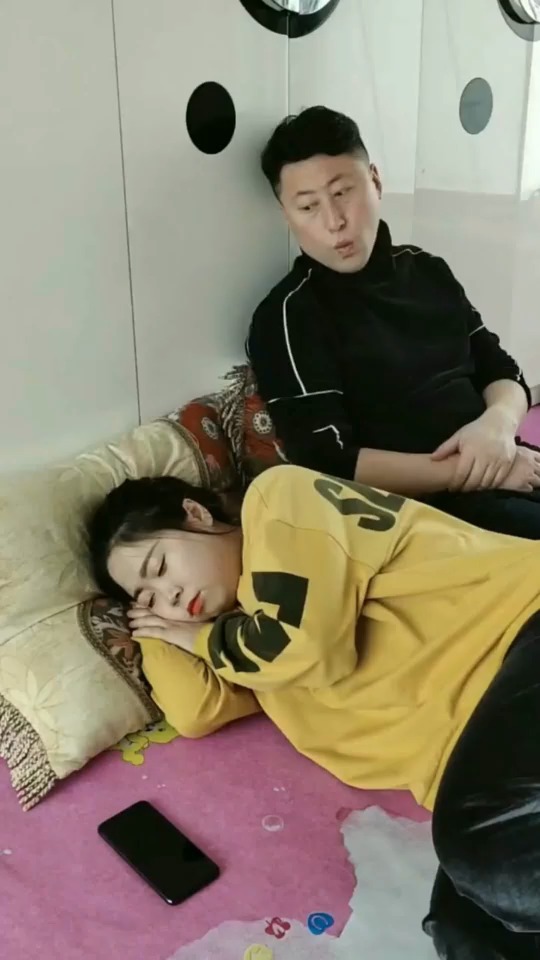 在家无聊本想逗媳妇开心一下,没想到媳妇真的上当了,太意外了