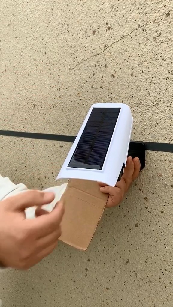 太阳能仿真监控防贼灯