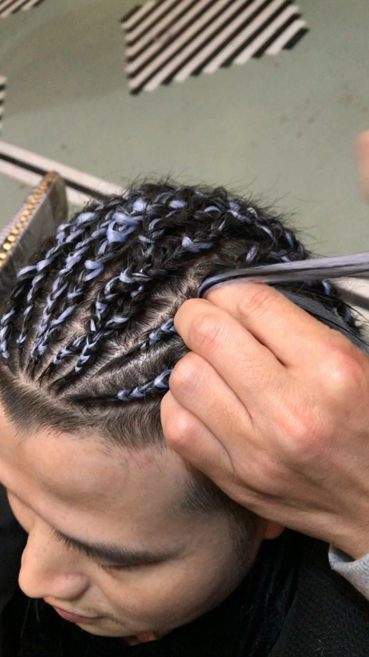 贴头辫手法教程,男生编贴头辫也很帅气.