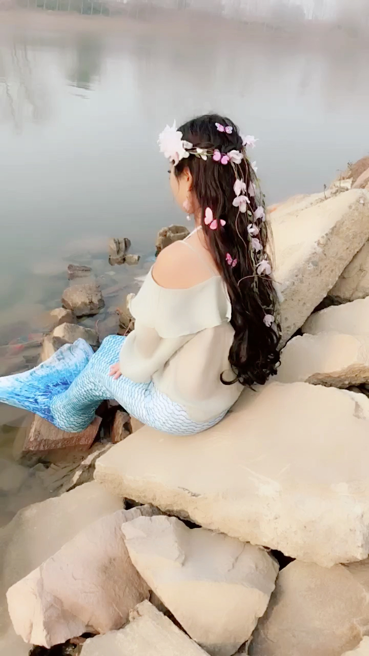 湖边惊现美人鱼0469♀15快看看长什么样?