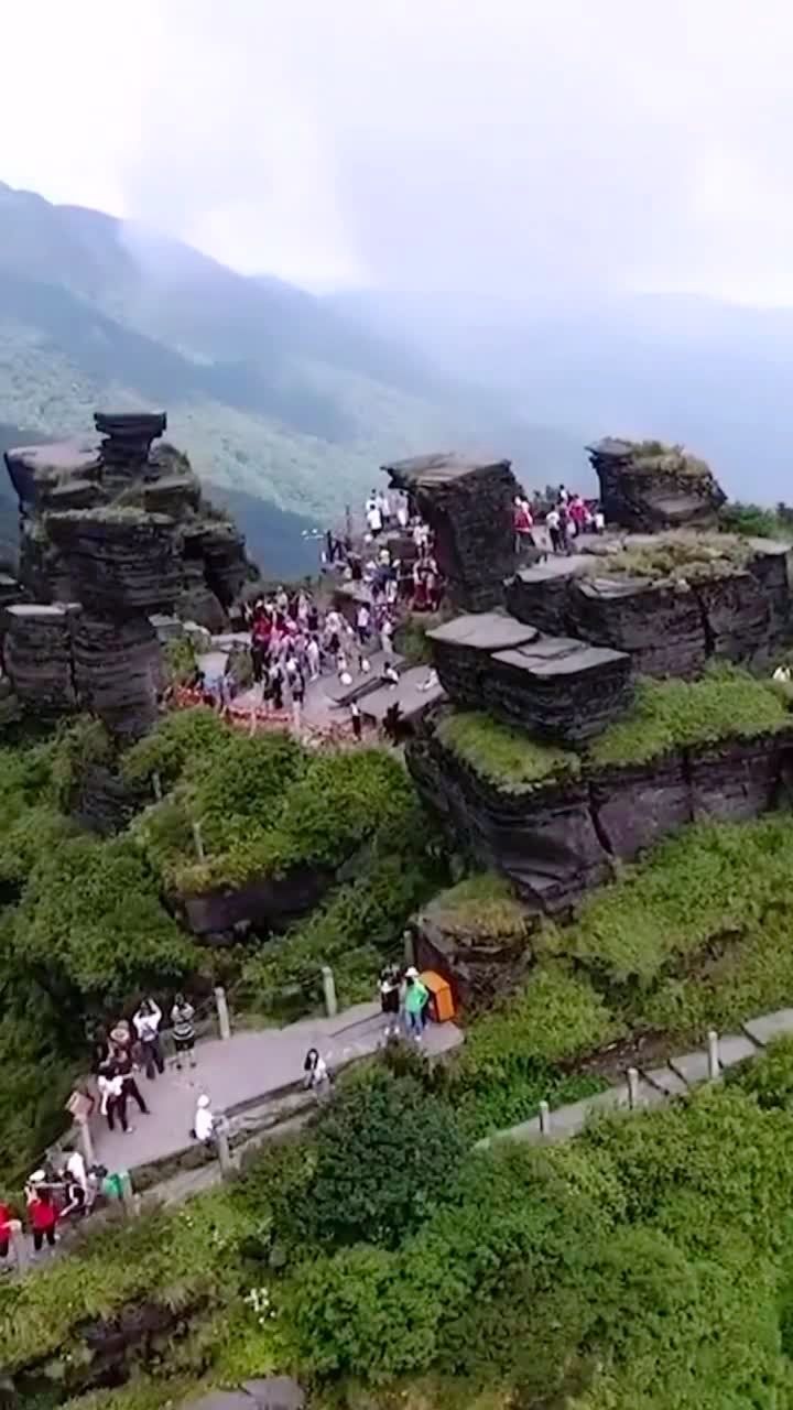 贵州梵净山金顶,是武陵山脉的最高峰,又叫红云金顶,因其晨间常见红