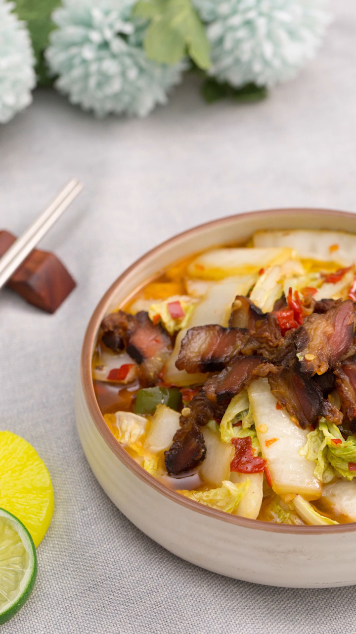 干锅腊肉白菜,看起来普通,但吃起来超棒超下饭哦!