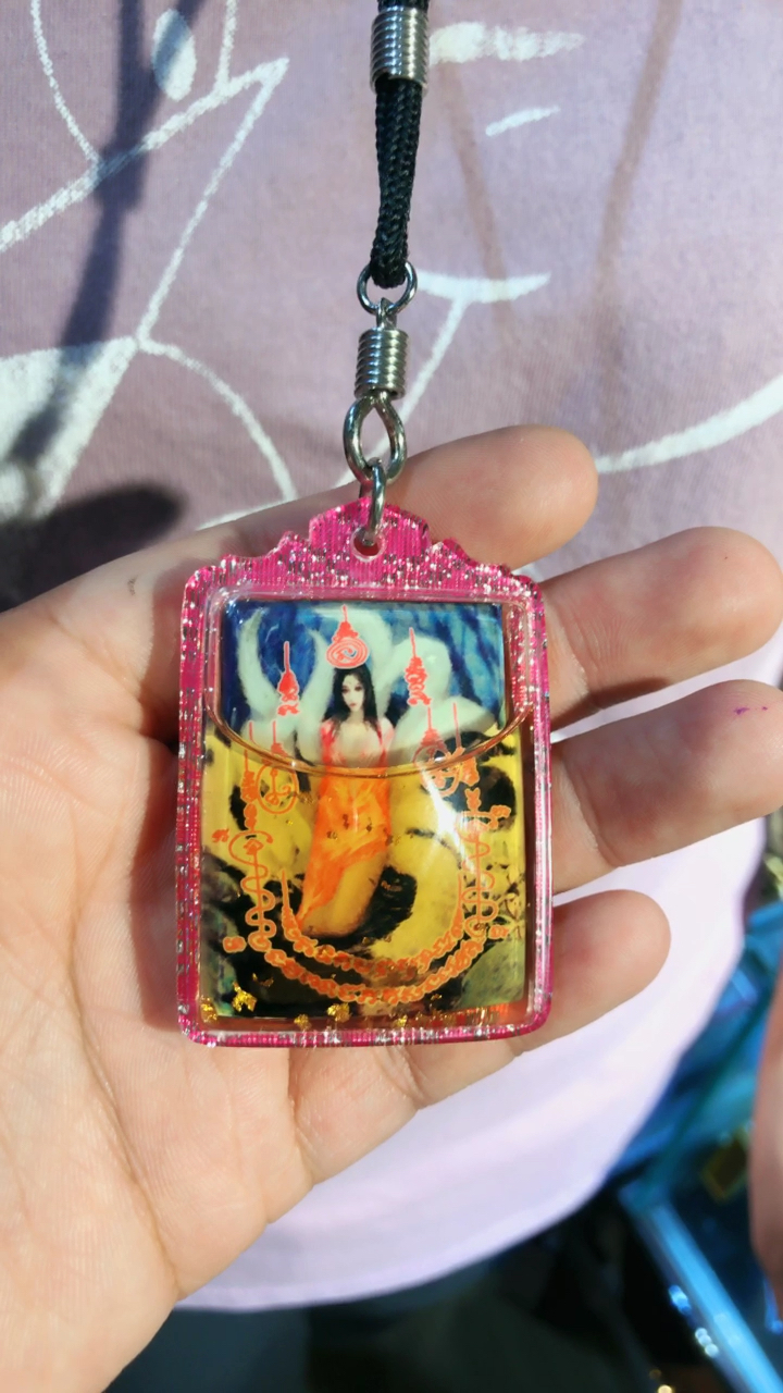 求姻缘的老善信一眼就看好了这尊狐仙姐姐佛牌,好姻缘必须要借力狐仙