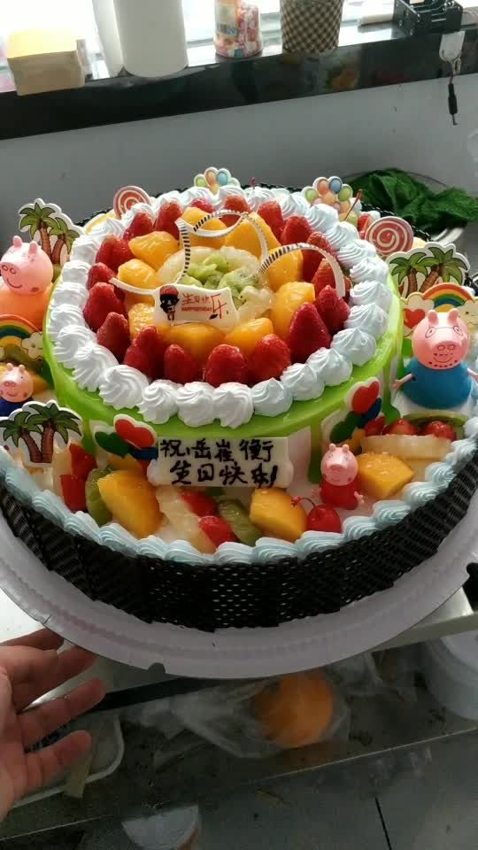 16寸双层佩琪水果蛋糕