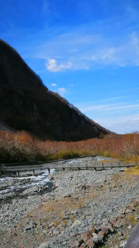 白水黑山,蓝天红叶