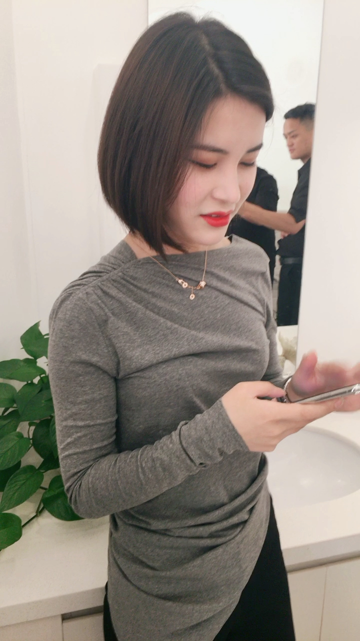 老板娘受刺激了,换发型了90