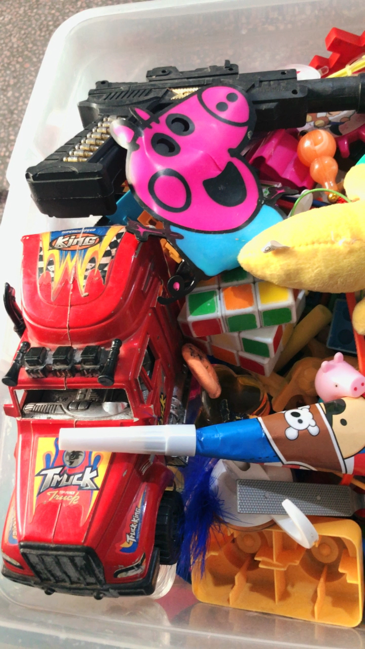 看这一大箱子玩具