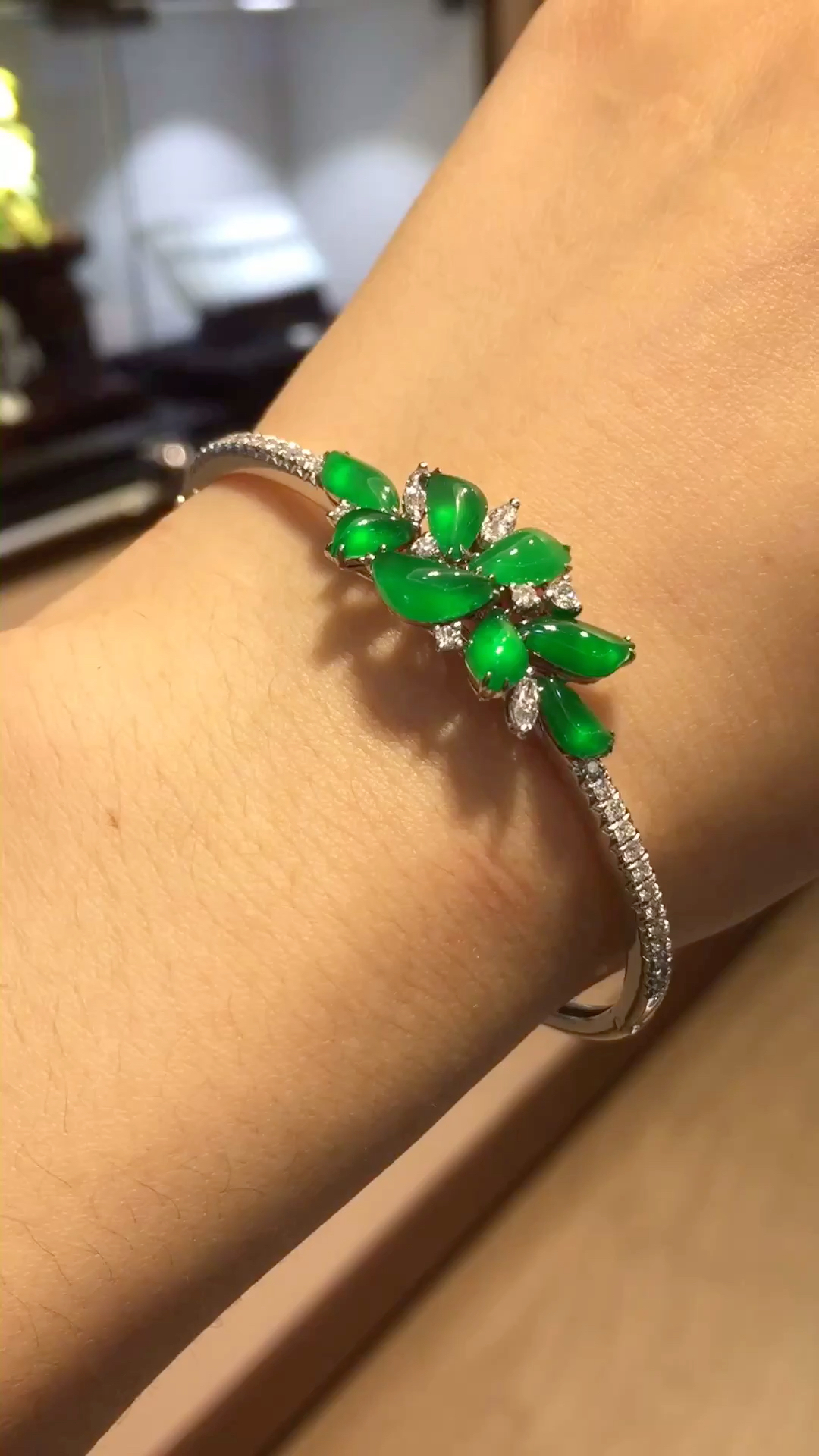 【翡月荟】群镶的翡翠手镯,找不到合适的镯子,带这样设计款的镯子也很