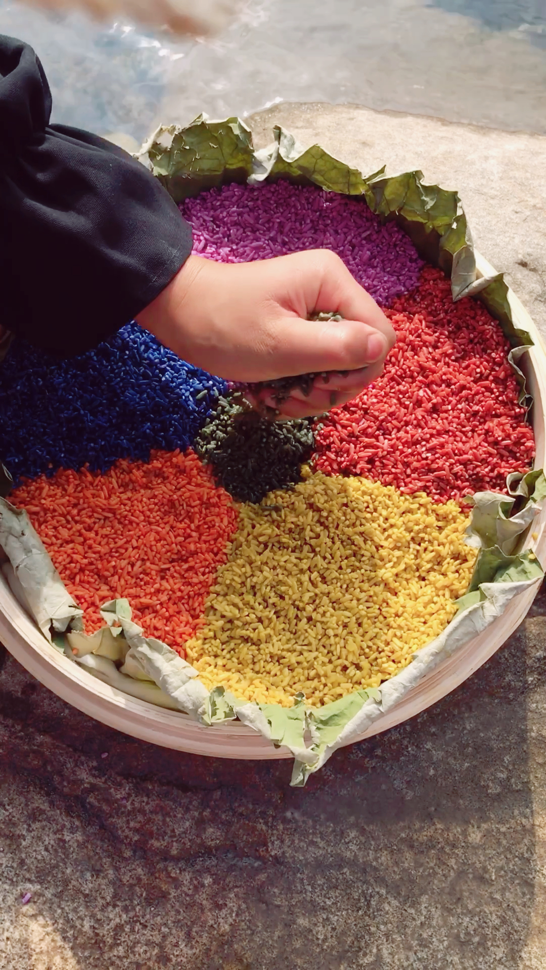 荷香七彩糯米饭1 把染黑色的枫香叶给漏掉了,最后做视频的时候才发现