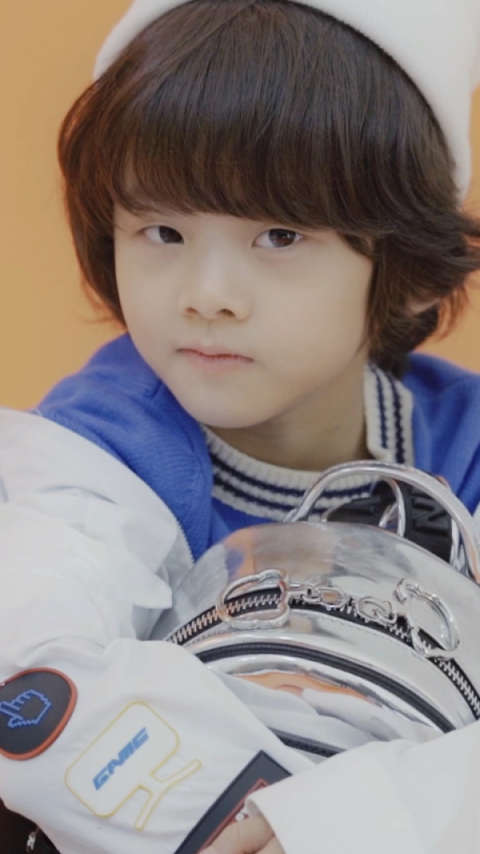 大家好我是hummer张艺瀚