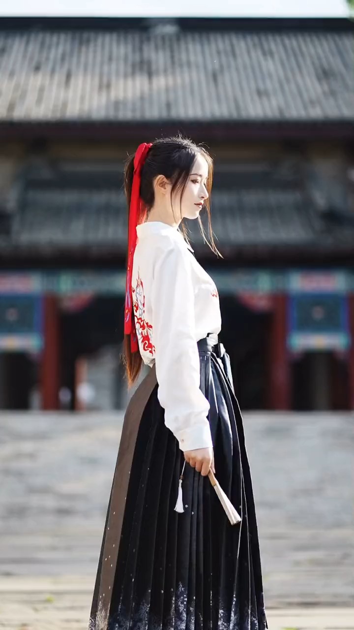 了与其畏畏缩缩不如抬头挺胸自信是最强大的气场汉服混搭国风合伙人