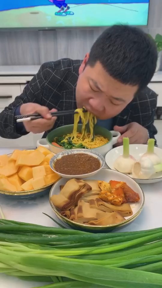 东北人的最爱,大蒜也能蘸大酱