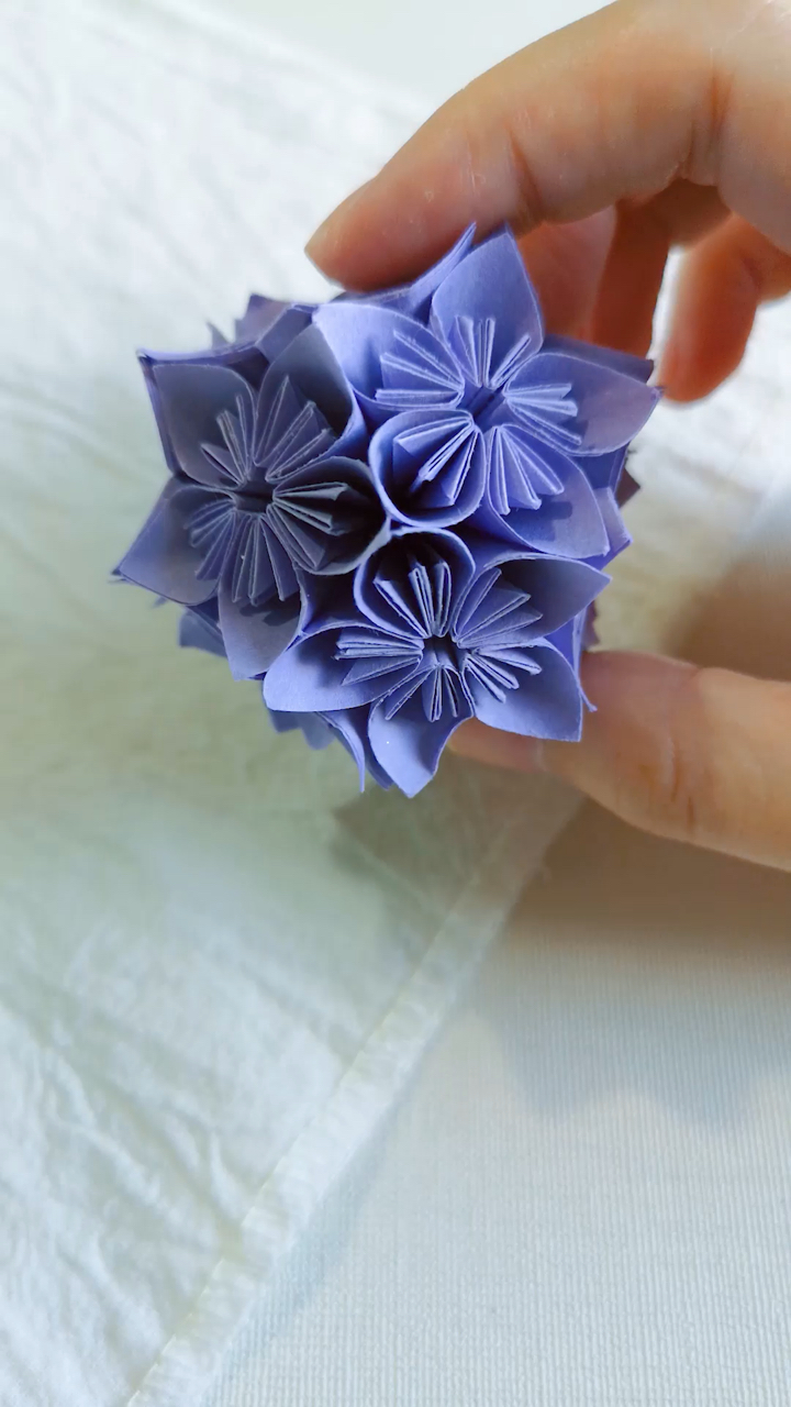 漂亮的樱花花球,好多小可爱应该都会折了吧