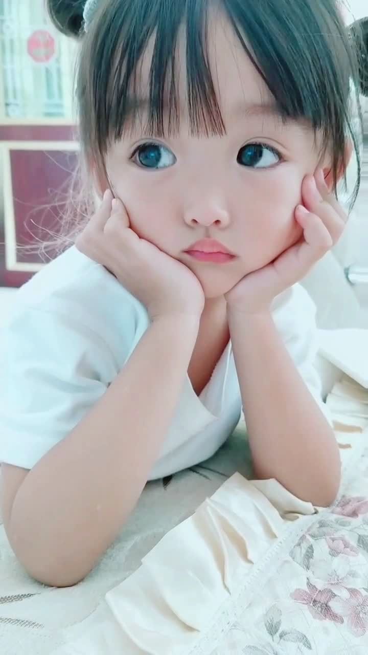 托腮帮子的小可爱,像朵小花!