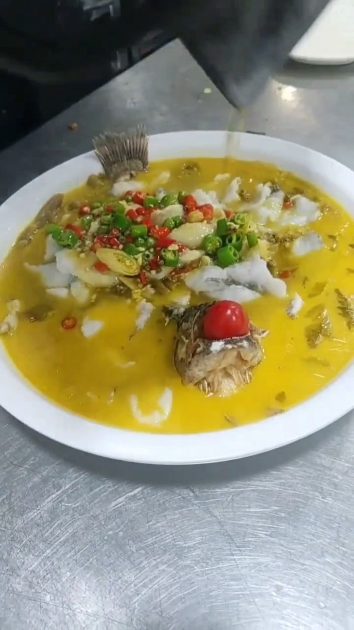 一道酸菜鱼送给粉丝们,你们可以对着手机屏幕流口水啦