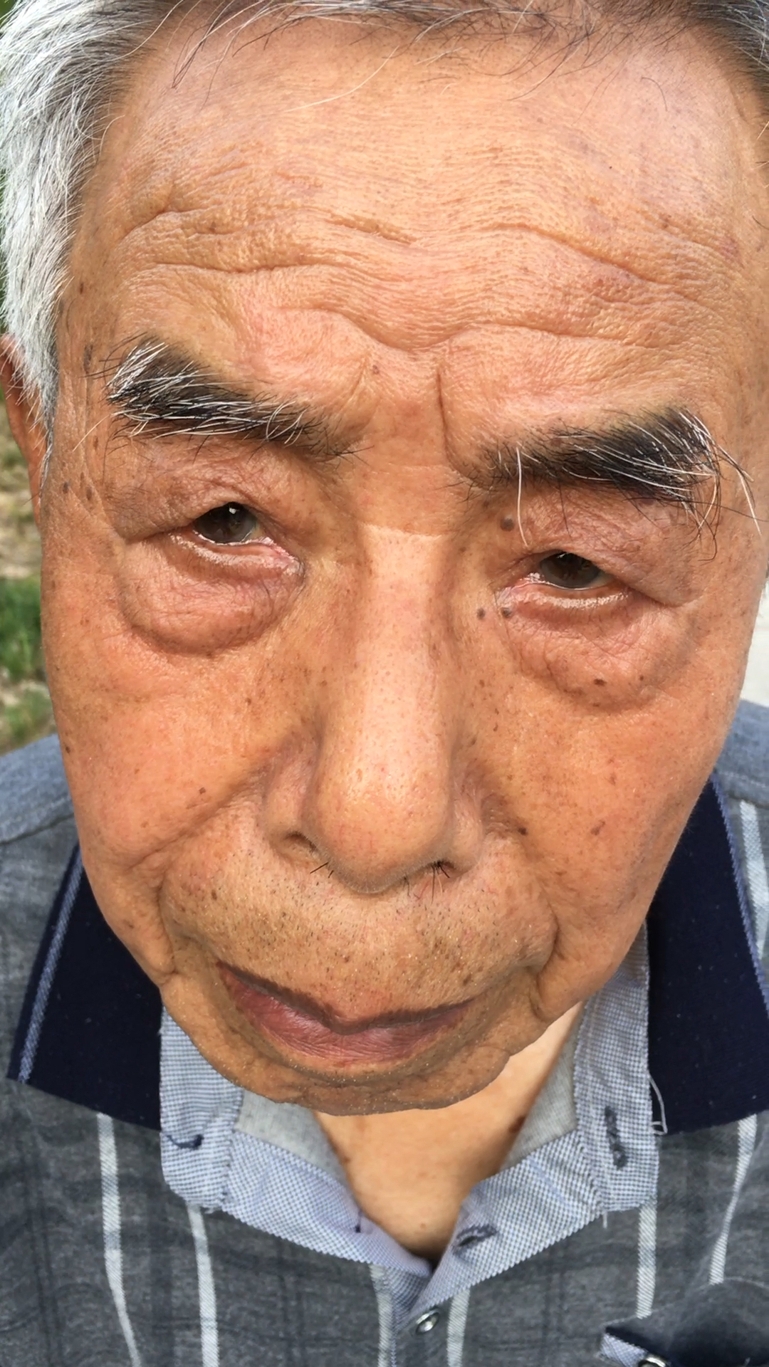 爷爷年纪大了,看东西都模模糊糊的,身体也不太好,老人一辈子不容易,给