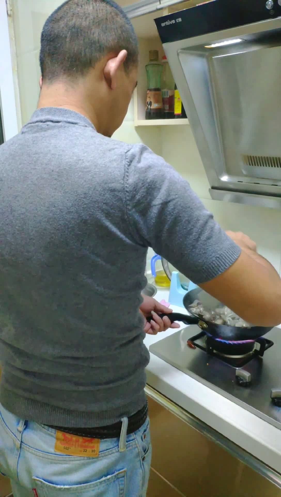 我们的大帅哥在亲自下厨,海鲜大餐