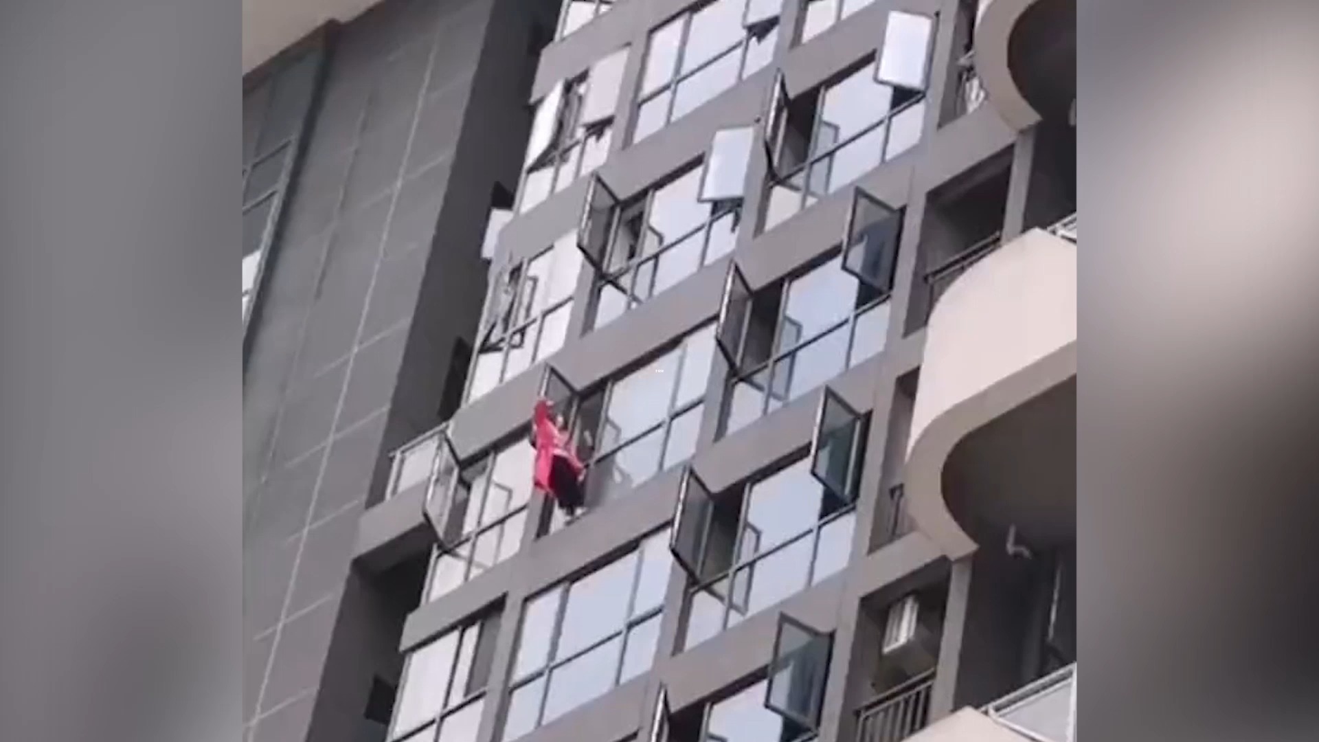 女子13楼欲轻生身体悬空窗外消防员飞身救人,现场看得众人惊叫连连