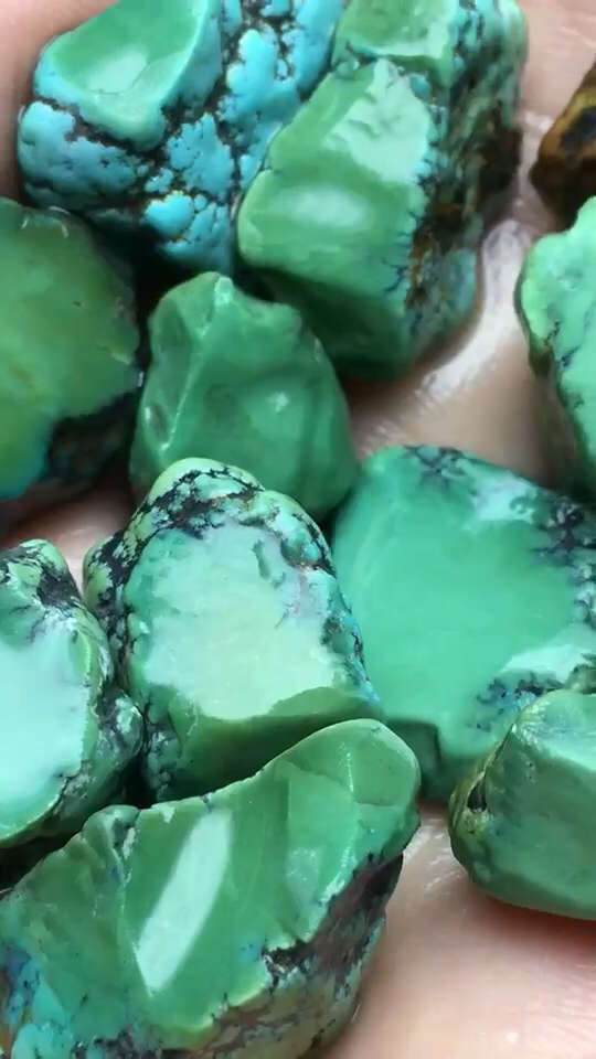56克原矿绿松石高瓷玉化军绿