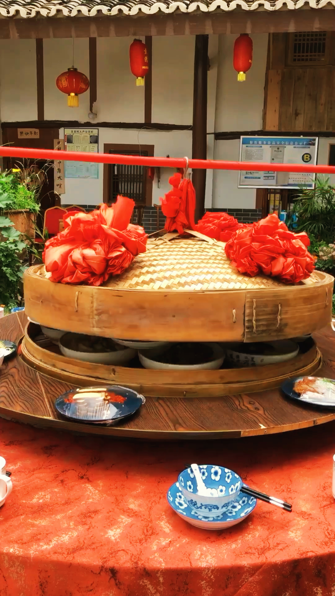 阆中蒸菜宴,一个大蒸笼,一边蒸一边吃,过瘾!