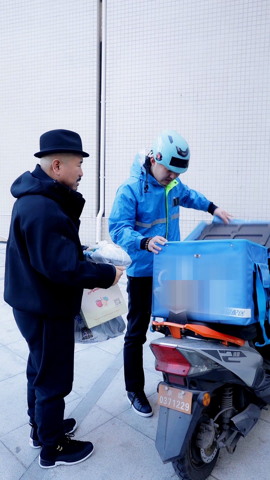 暖心能叔给外卖员送奶茶,小伙感动,直呼生活不易!