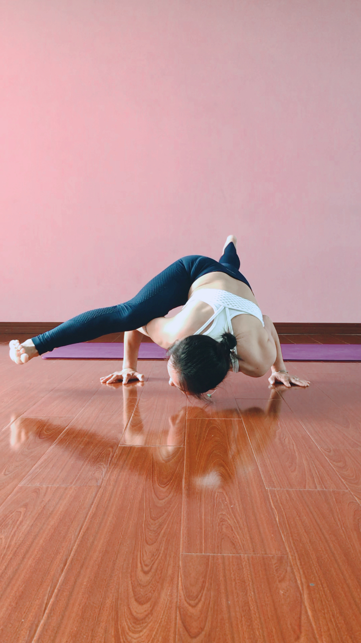 两个方向展示瑜伽难度体式,装逼系列体式,支撑类动作,也是柔韧的一种