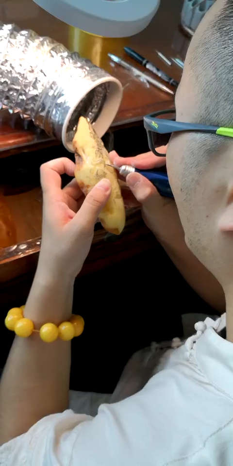 来观摩一下何光生大师雕刻   其实我看好了他的手串