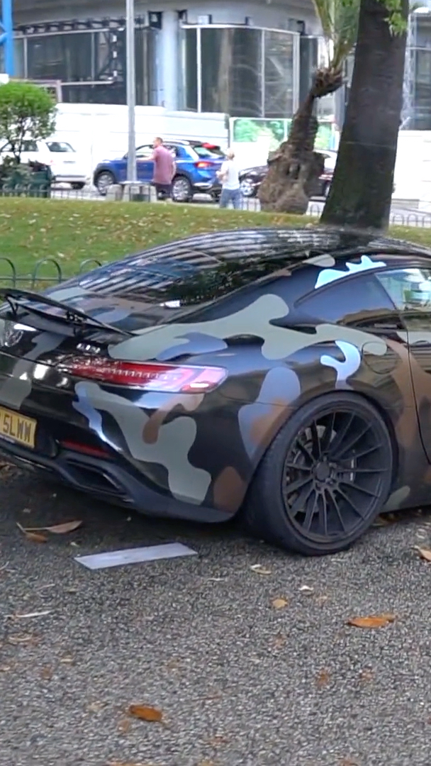 迷彩色的奔驰超级跑车,好帅气的样子