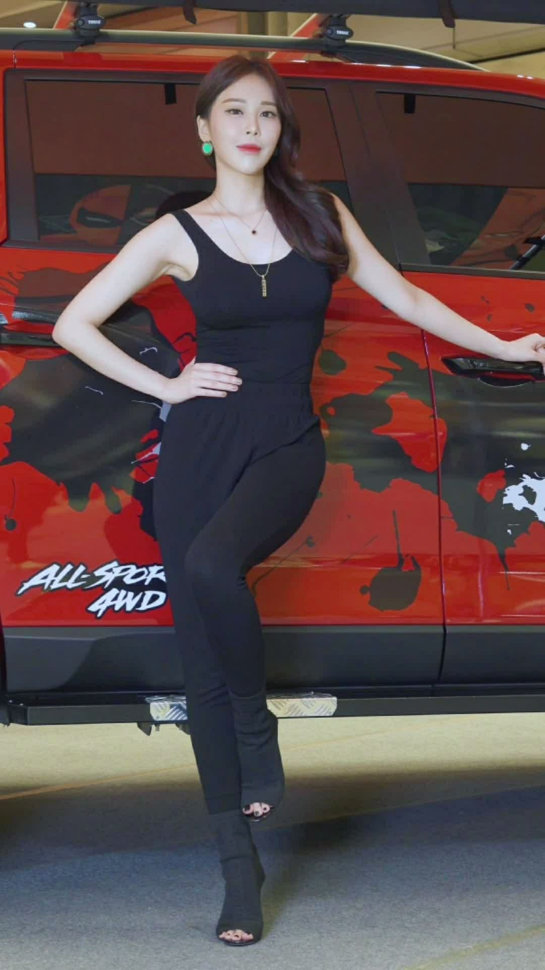 黑色紧身衣车模