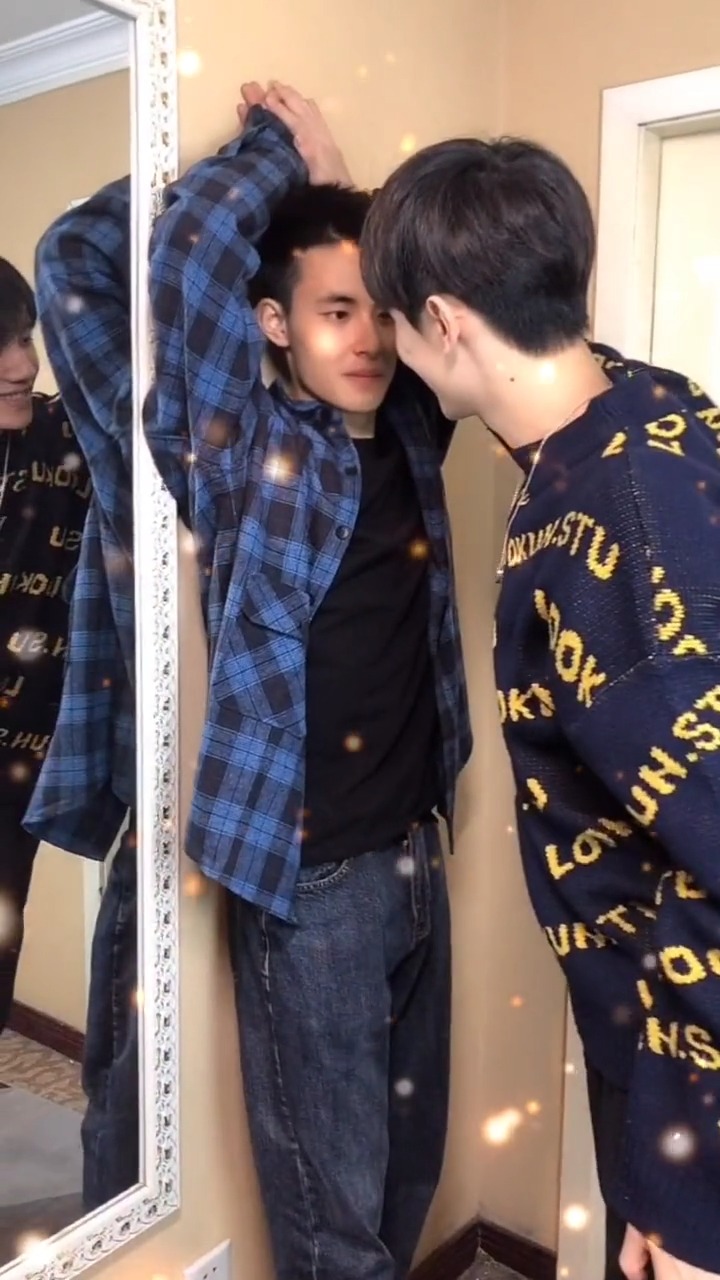 壁咚这个事情对男生已经不是事情了.#兄弟间的迷惑行为 #男男才是真爱