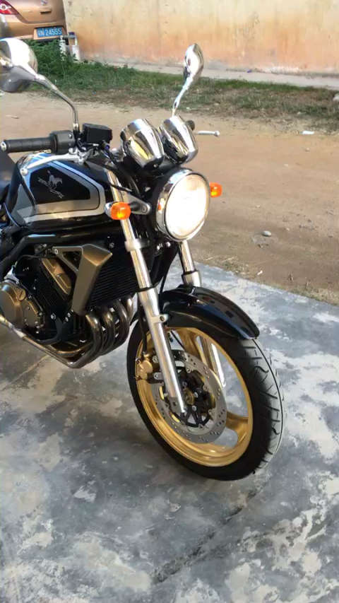 川崎宝马 水冷 四缸250 经典街车  太新了 好多年没见这么新的了