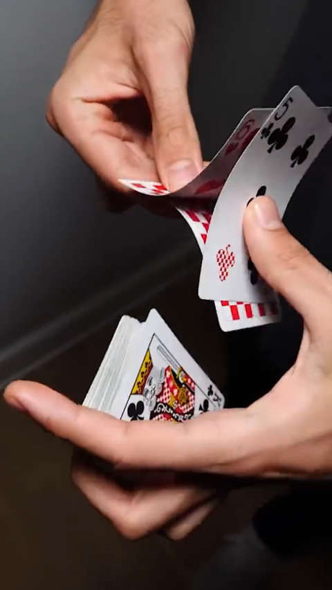 超酷炫的玩牌花招 想学吗?