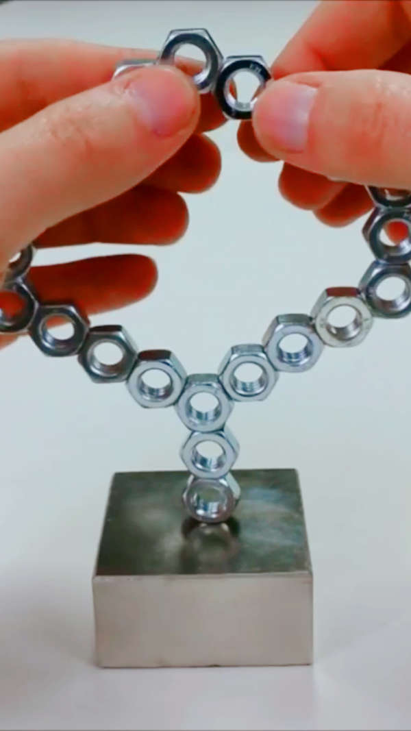 极客游戏:用螺丝在磁铁上做了一个艺术品