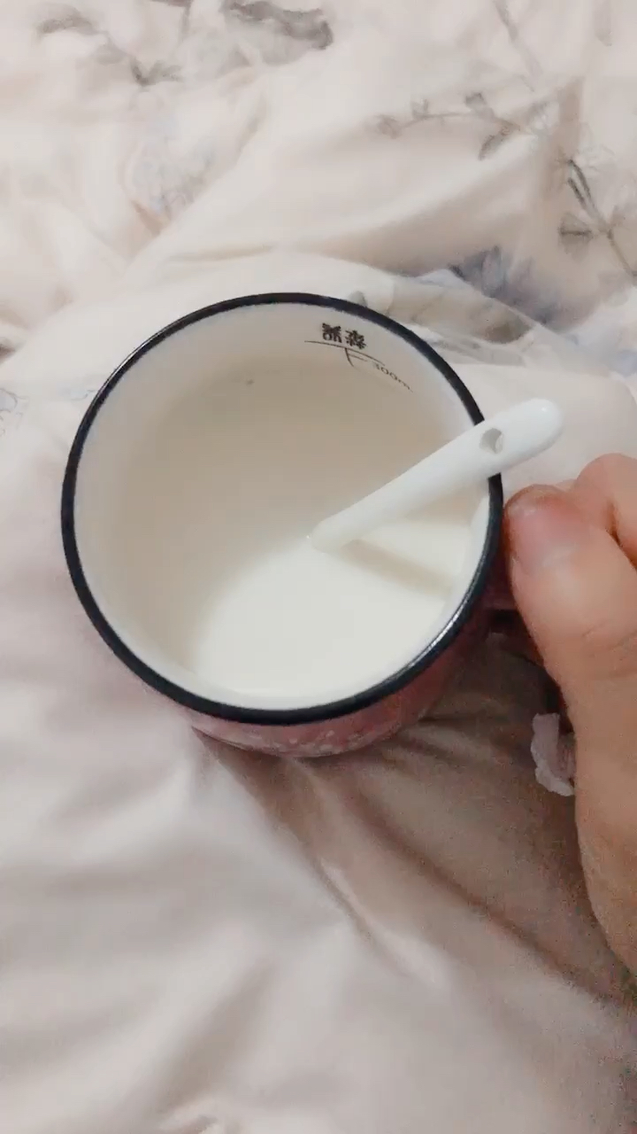 喝杯热牛奶,准备睡个美容觉