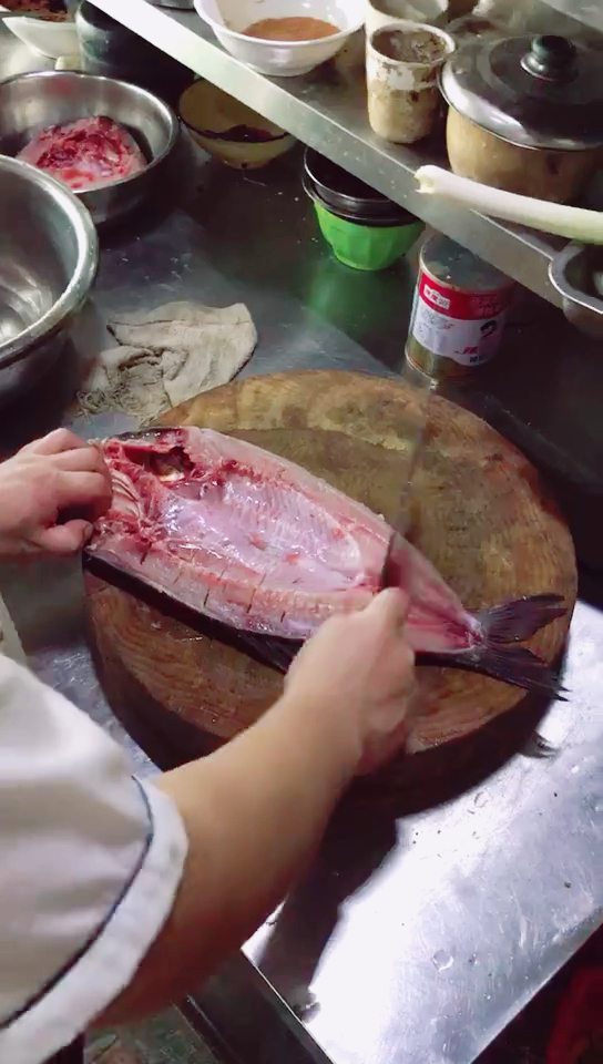 转炉烤鱼食材改刀中